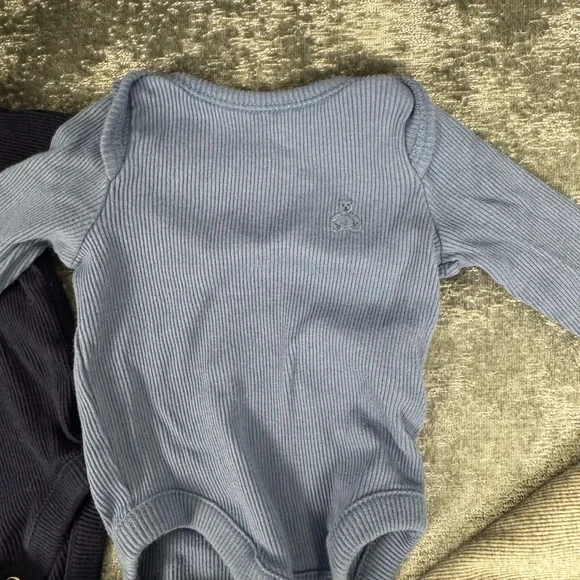 Gap. Set of Baby Bodysuits and Pants in Blue and Gray - Picture 3 of 5